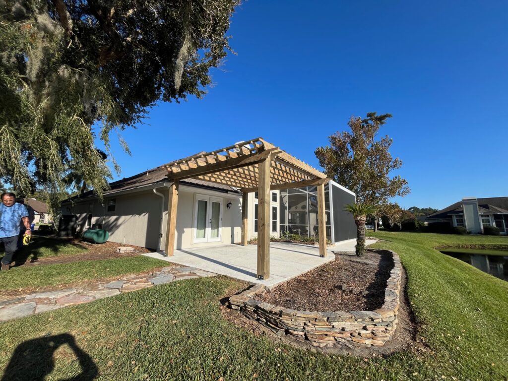 Aluminum pergola and landscaped outdoor space in Jacksonville.